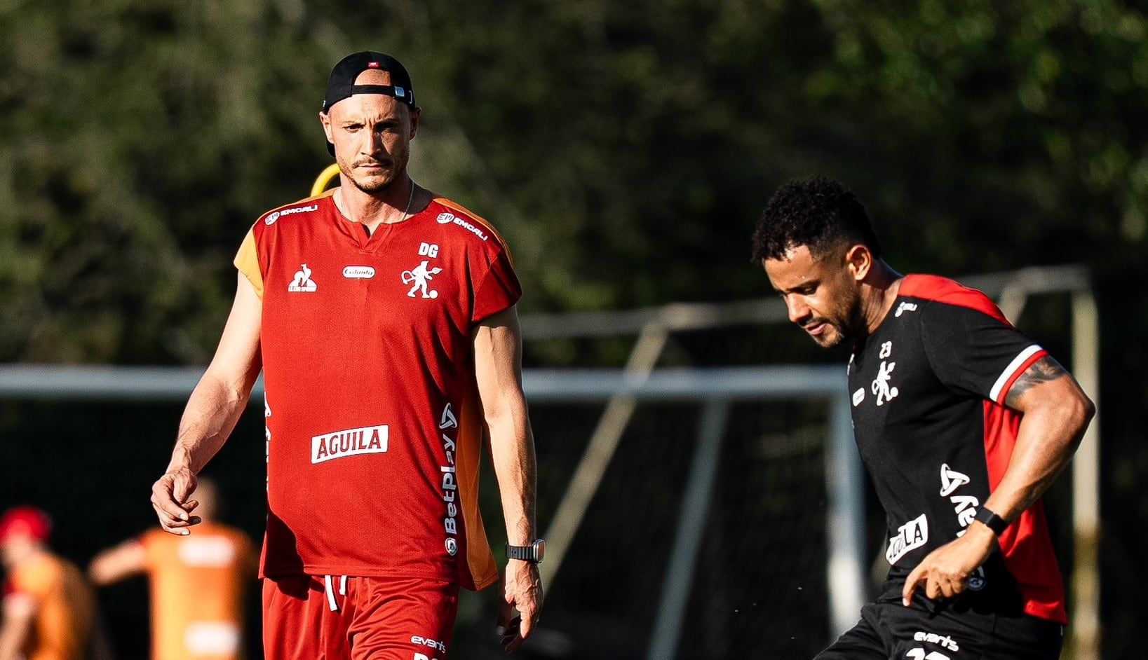 David González (izq.) dirige uno de sus primeros entrenamientos con el América de Cali.