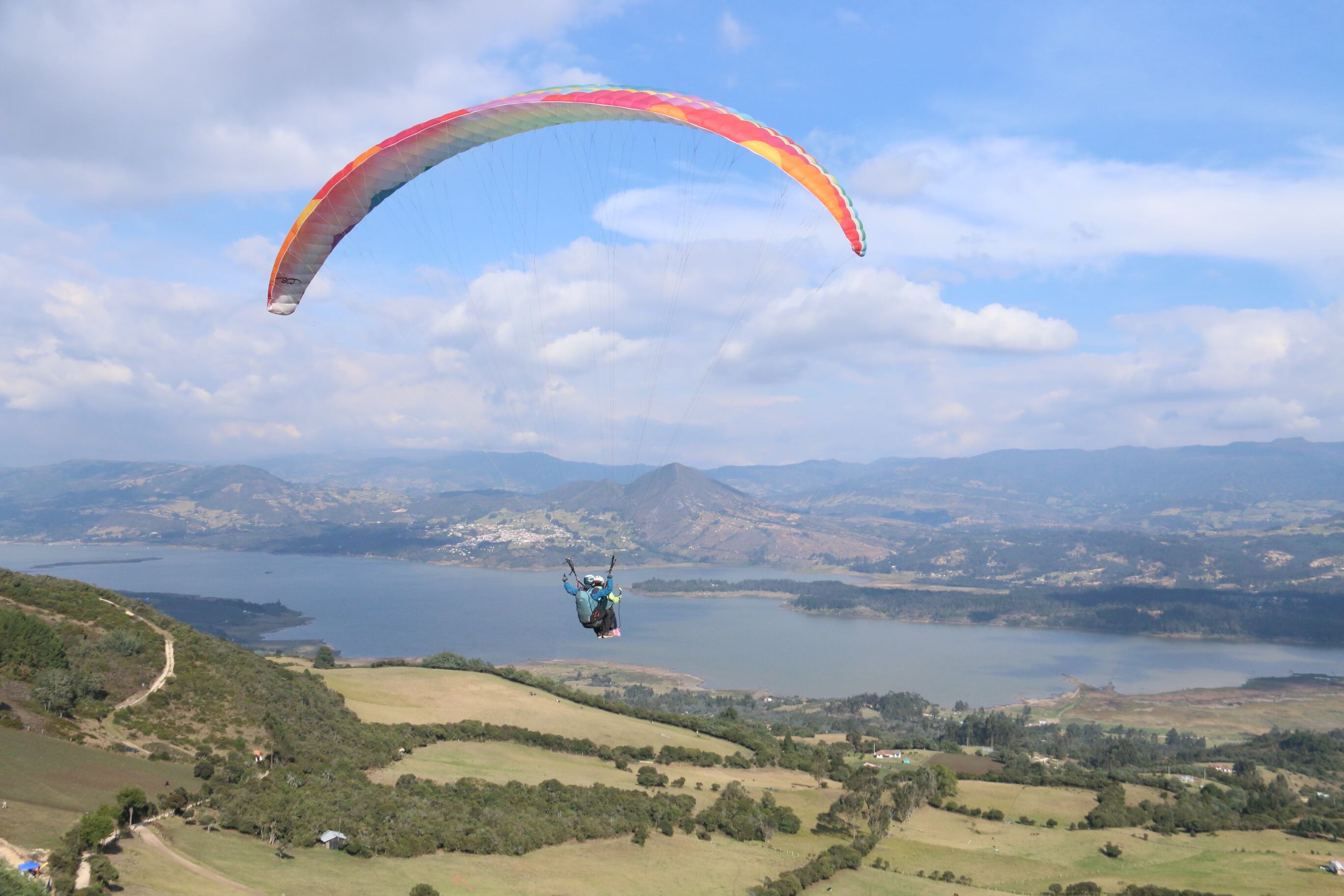 Vuelo de parapente en el embalse de Tominé, Guatavita, Cundinamarca.