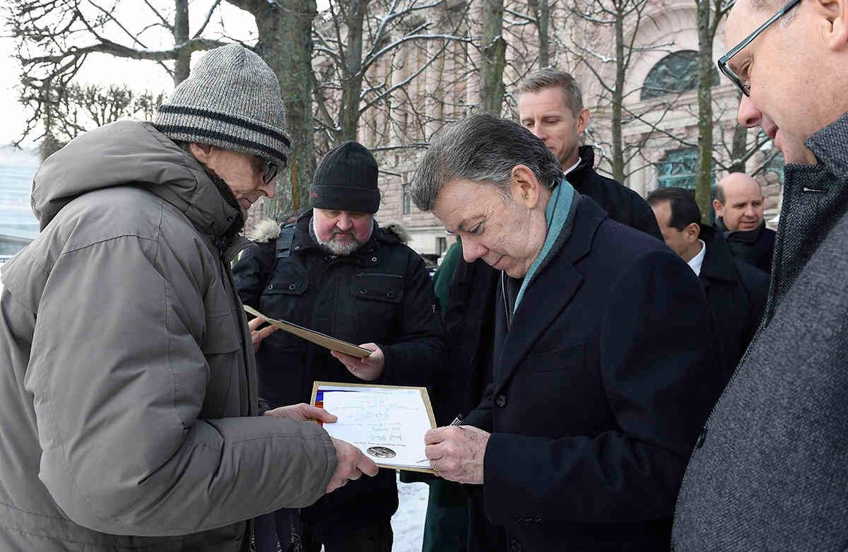 En cuestión de días, el presidente Juan Manuel Santos pasó del infierno al cielo. El paso 10 de diciembre el mandatario colombiano recibió en Oslo el Premio Nobel de la Paz, otorgado hace dos meses por sus esfuerzos para poner fin a medio siglo de guerra en el país. El premio, fue acogido por Santos "como un regalo del cielo y un enorme impulso" para lograr un nuevo acuerdo renegociado con las FARC, tras el triunfo del No en el plebiscito. Foto: SIG.