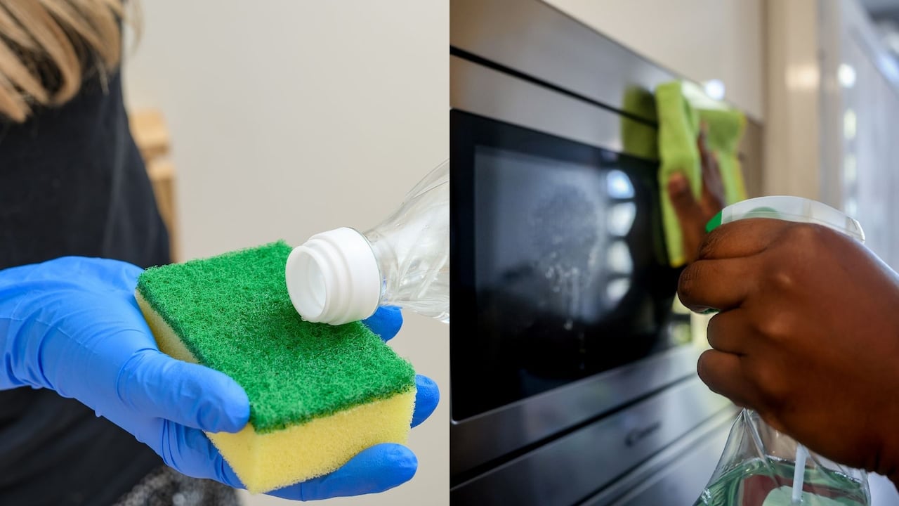 Persona limpia un electrodoméstico con vinagre blanco.