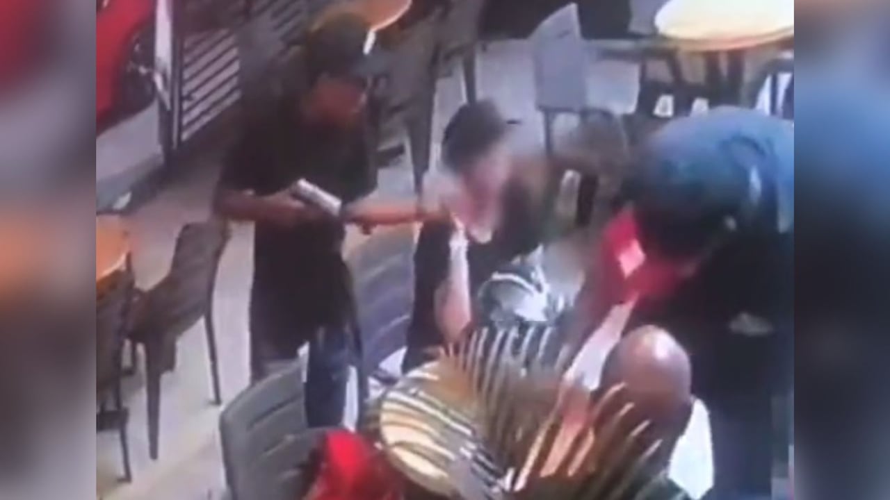 Los ladrones encañonaron a los comensales del restaurante y les quitaron sus pertenencias.