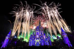 Lanzamiento de fuegos artificiales sobre el Castillo de Cenicienta en Magic Kingdom para conmemorar el 50 aniversario de Walt Disney World, en Lake Buena Vista, Florida, el jueves por la noche, 30 de septiembre de 2021. Disney World celebró con una ceremonia de rededicación y un primer vistazo al nuevo Magic Kingdom. espectáculo de fuegos artificiales, 'Disney Enchantment'. Los nuevos fuegos artificiales debutarán para los visitantes el viernes 1 de octubre, 50 años después de la apertura del parque en 1971 Foto AP / Joe Burbank / Orlando Sentinel.