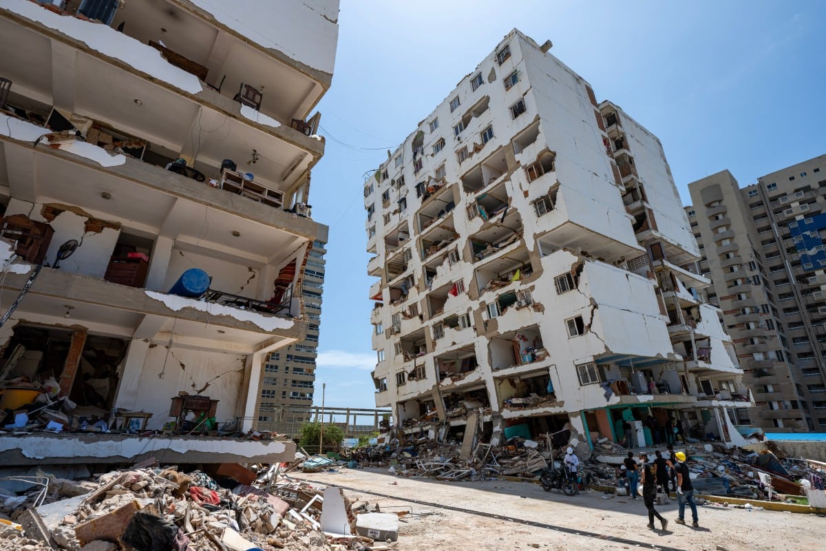Esta fotografía muestra edificios dañados en el barrio de Playa Grande, estado de La Guaira, Venezuela, el 1 de julio de 2026, tras los terremotos gemelos del 24 de junio.