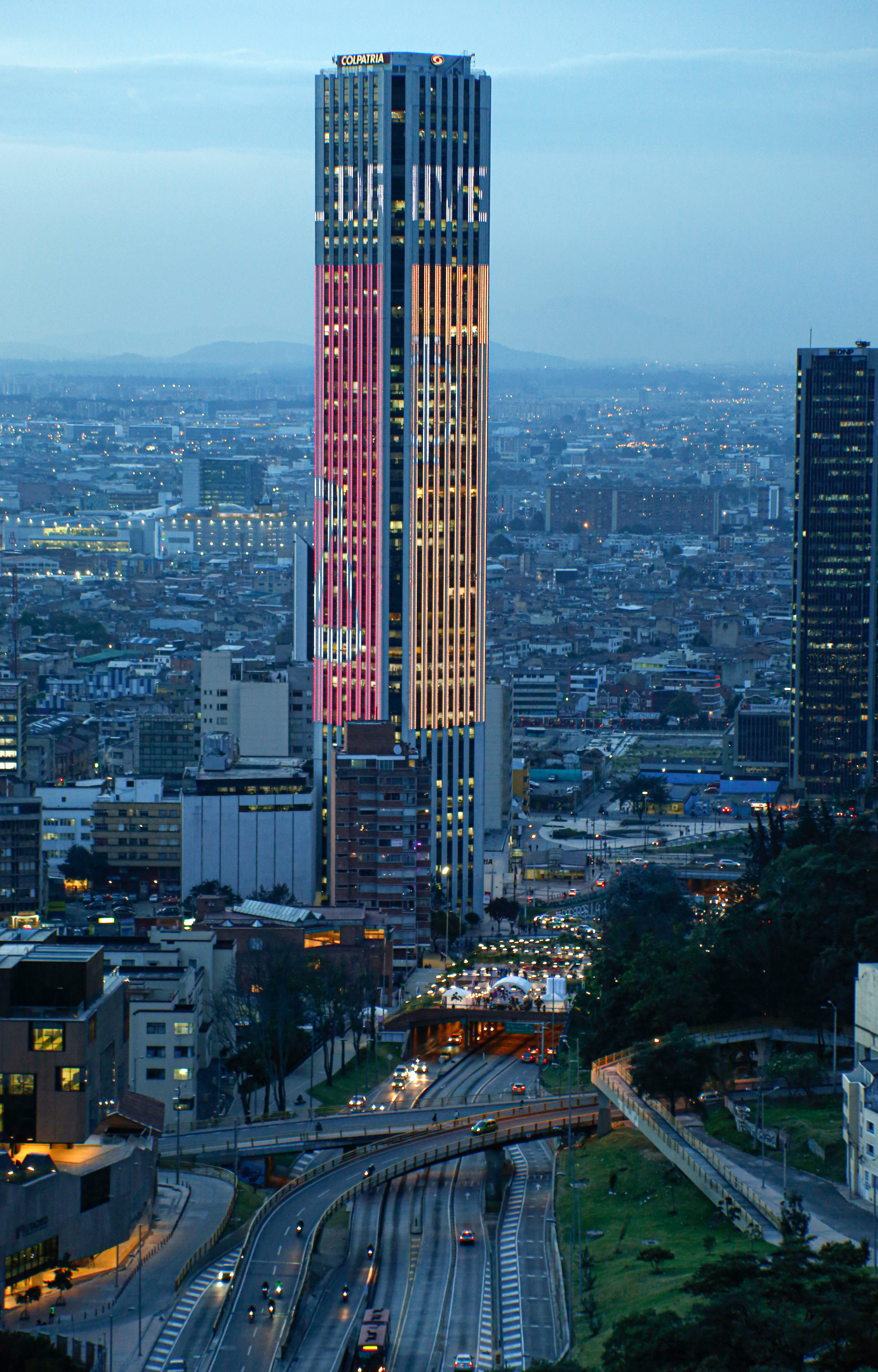 Torre Colpatria: en 1979 se inauguró el que sería el edificio más alto del país durante 36 años. Aunque ya no ostenta ese título, la Torre Colpatria, con 50 pisos y 196 metros de altura, sigue siendo un referente arquitectónico de Bogotá. Diseñada por la firma Obregón, Valenzuela & Cía, la torre cuenta con más de 40.000 bombillos LED en su fachada, que se iluminan para conmemorar fechas especiales.