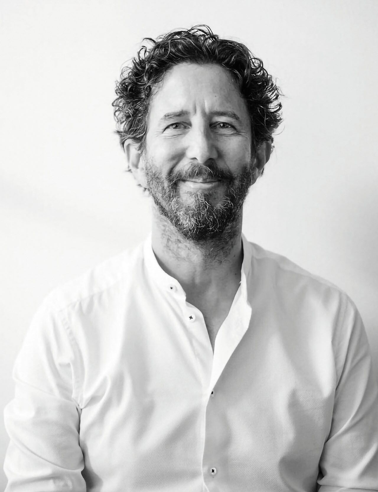 José Roca asegura que "las bienales son lugares de encuentro entre la escena internacional y la escena local. Las personas que vienen fuera de Colombia pueden ver lo que está pasando en el país, concretamente en Bogotá".