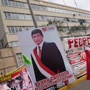 Una foto del candidato presidencial Pedro Castillo se encuentra frente al Jurado Nacional de Elecciones (JNE) en Lima, Perú. Los candidatos presidenciales continúan esperando el anuncio del ganador oficial un mes después de la segunda vuelta del 6 de junio. (Foto AP / Martín Mejía)
