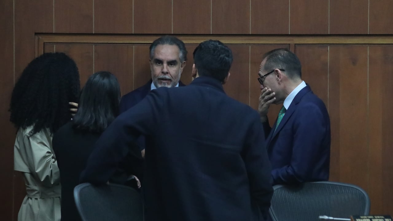 Ministro del Interior, Armando Benedetti, y ministro del Trabajo, Antonio Sanguino, en la Comisión Séptima del Senado para el tercer debate de la reforma laboral.