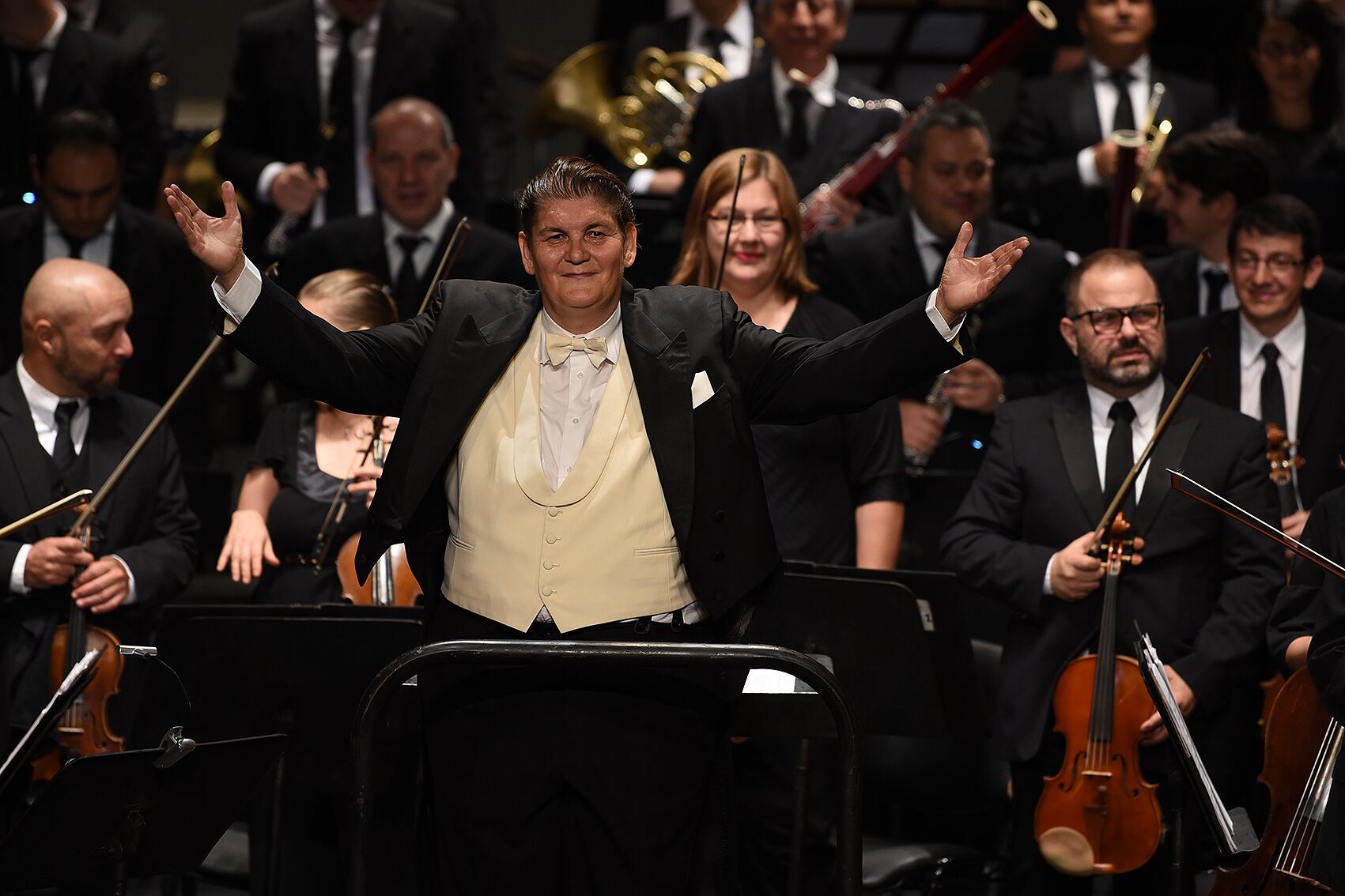 Francesco Belli es el nuevo director titular de la Orquesta Filarmónica de Cali. Esta noche también será su debut.