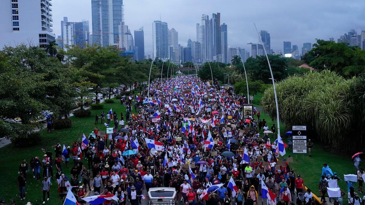 Manifestantes protestan contra un contrato minero recientemente aprobado entre el gobierno y la empresa minera canadiense First Quantum, en la ciudad de Panamá, el jueves 26 de octubre de 2023. (Foto AP/Arnulfo Franco)