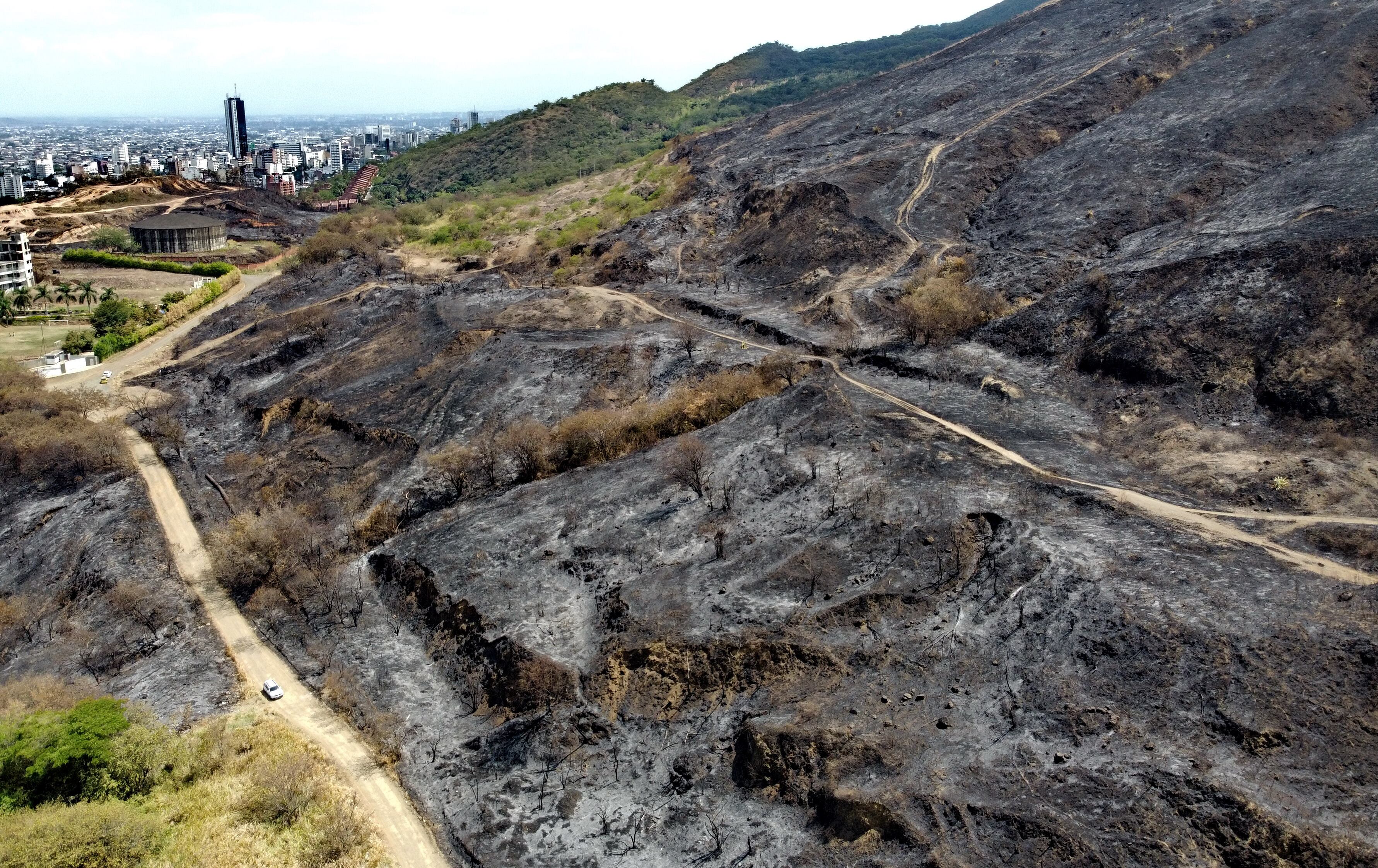 Auotridades en alerta máxima para que no invadan los cerros de Menga tras los voraces incendios del viernes pasado. fotos Raúl Palacios.