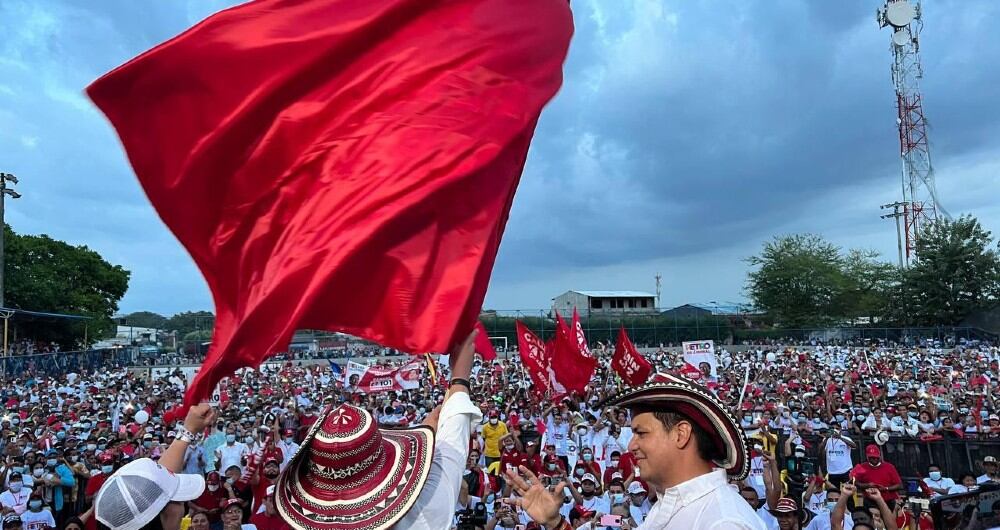 Gustavo Petro ondea una bandera liberal.