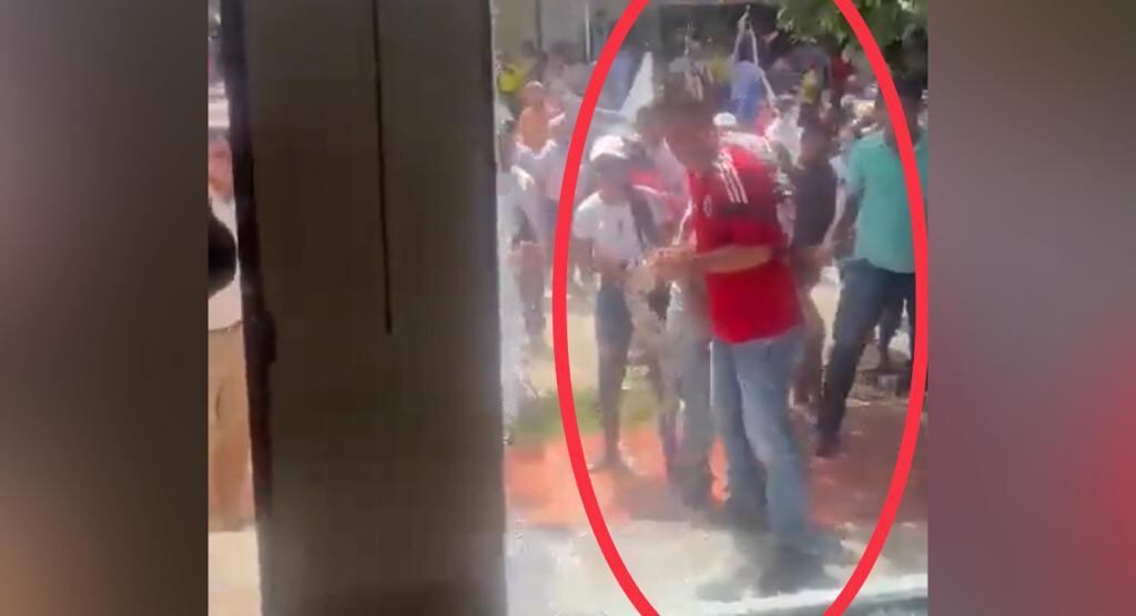 Este sujeto de rojo sería uno de los principales sospechosos de la tragedia en la sede de la Registraduría en Sucre, habría lanzado los fósforos contra el sitio que estaba bañado en gasolina.