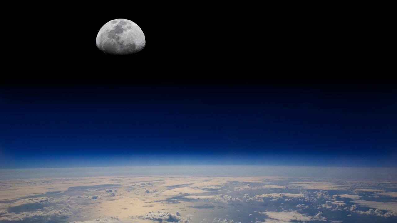 La inteligencia artificial proyecta un futuro sin la Luna, detallando las fechas aproximadas de su desaparición y los graves efectos que tendría sobre el planeta.