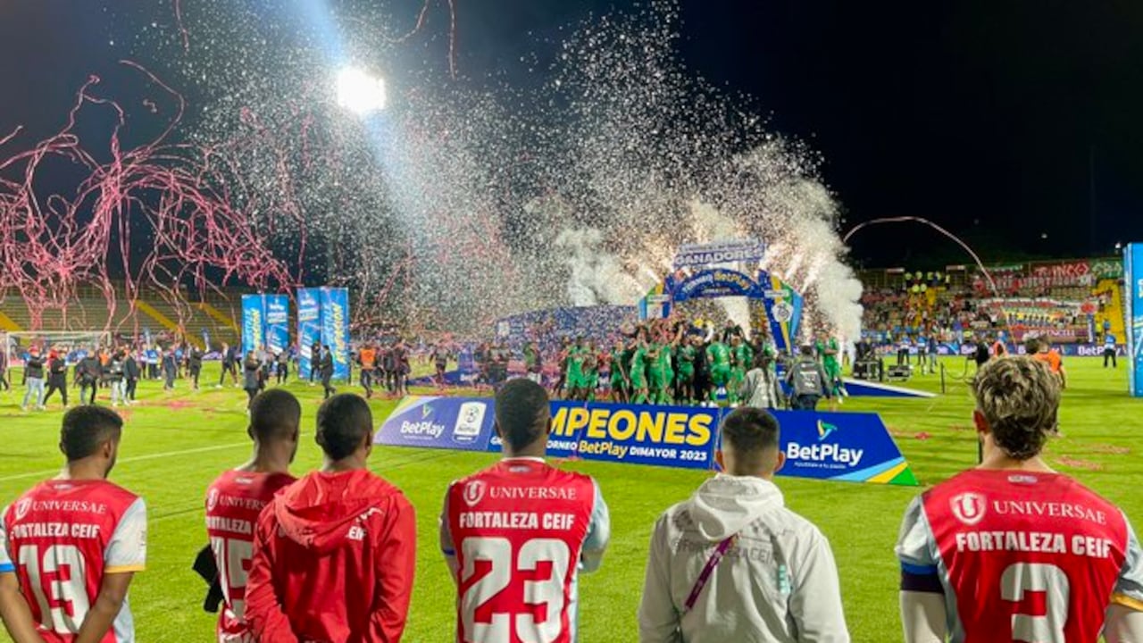 Jugadores de Fortaleza en la premiación de Patriotas como campeón de la B. Ambos regresarán a la A