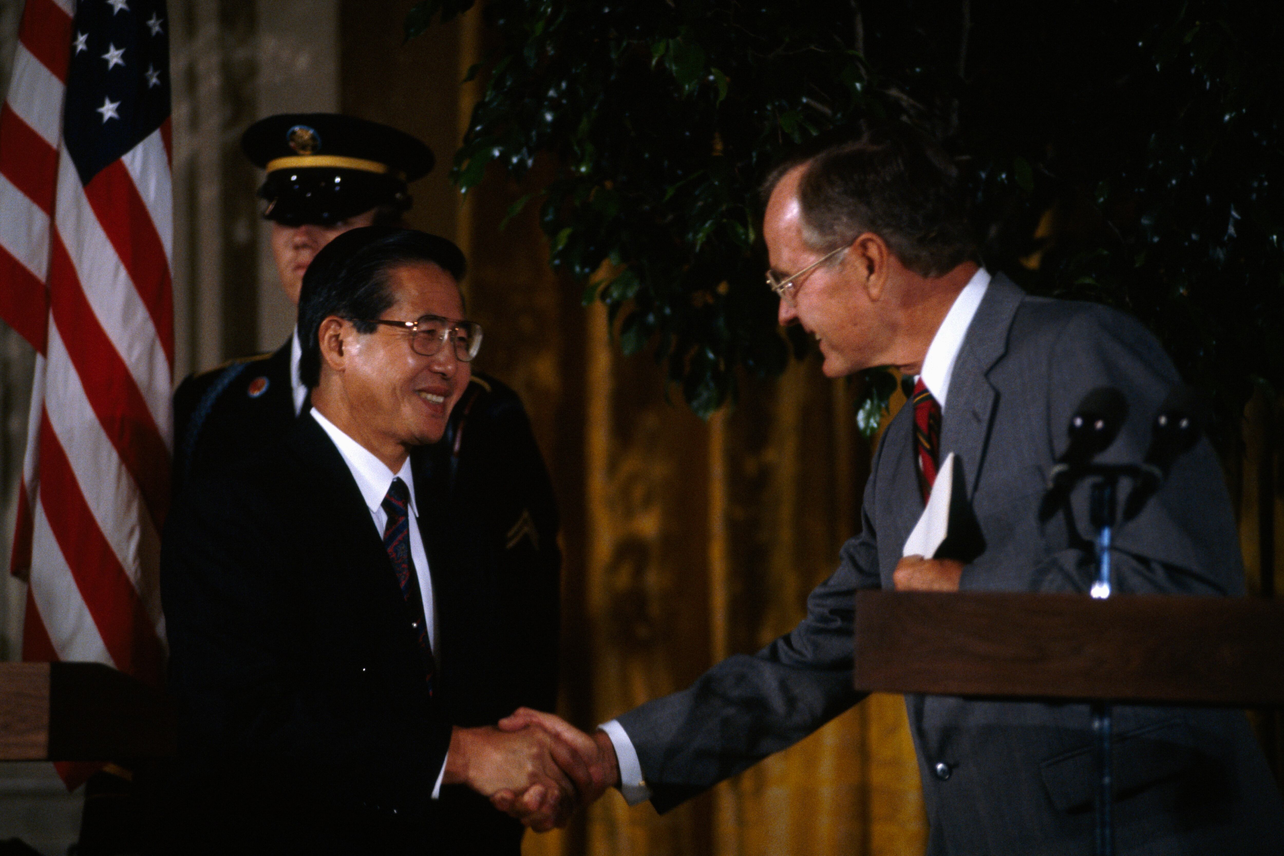 Partidarios del ex presidente Alberto Fujimori esperan afuera del Penal Barbadillo su liberación el 6 de diciembre de 2023 en Lima, Perú. El martes, el Tribunal Constitucional de Perú ordenó la liberación inmediata del ex presidente Alberto Fujimori, quien cumple una sentencia de 25 años en relación con los asesinatos de 25 peruanos por parte de escuadrones de la muerte en la década de 1990. Esta solicitud de indulto fue apelada por la Comisión Interamericana de Derechos Humanos.