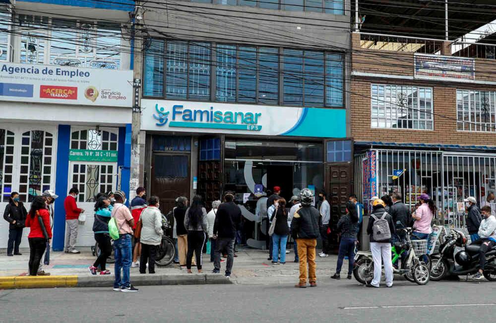 Aunque las EPS promueven la atención domiciliaria y la telemedicina en época de pandemia, la realidad es que muchas personas siguen asistiendo a las sedes físicas porque se quejan de que los canales digitales no funcionan adecuadamente. Los  adultos mayores son quienes más recurren a esta práctica porque no tienen acceso a medios electrónicos o no los entienden. Foto: Guillermo Torres / SEMANA.
