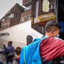 Indígenas suben a uno de los buses en los que se iban a trasladar a sus resguardos.
