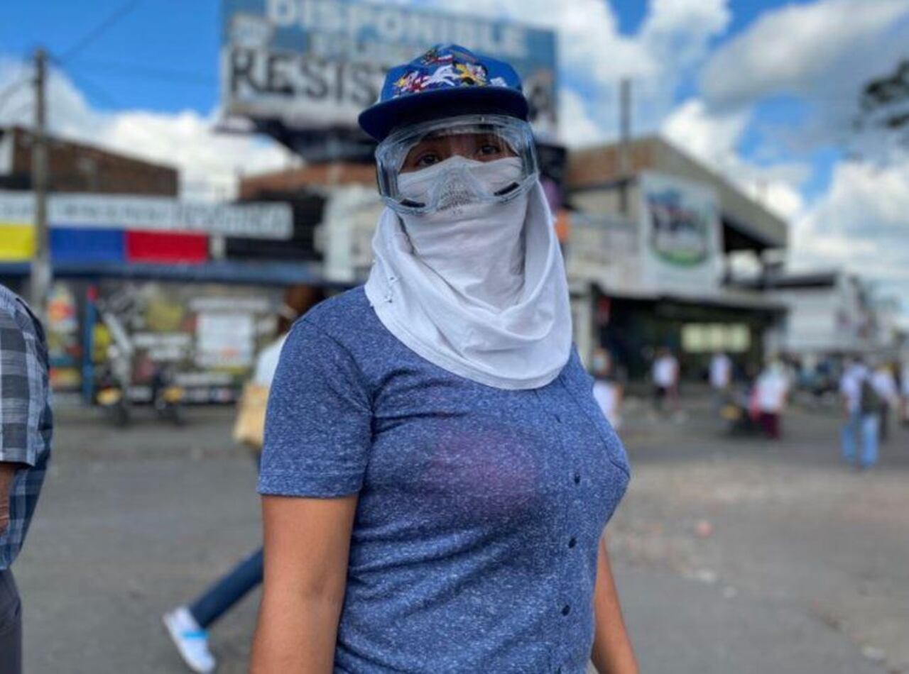 "La mona" es una de las manifestantes que habló con BBC Mundo en condición de anonimato.