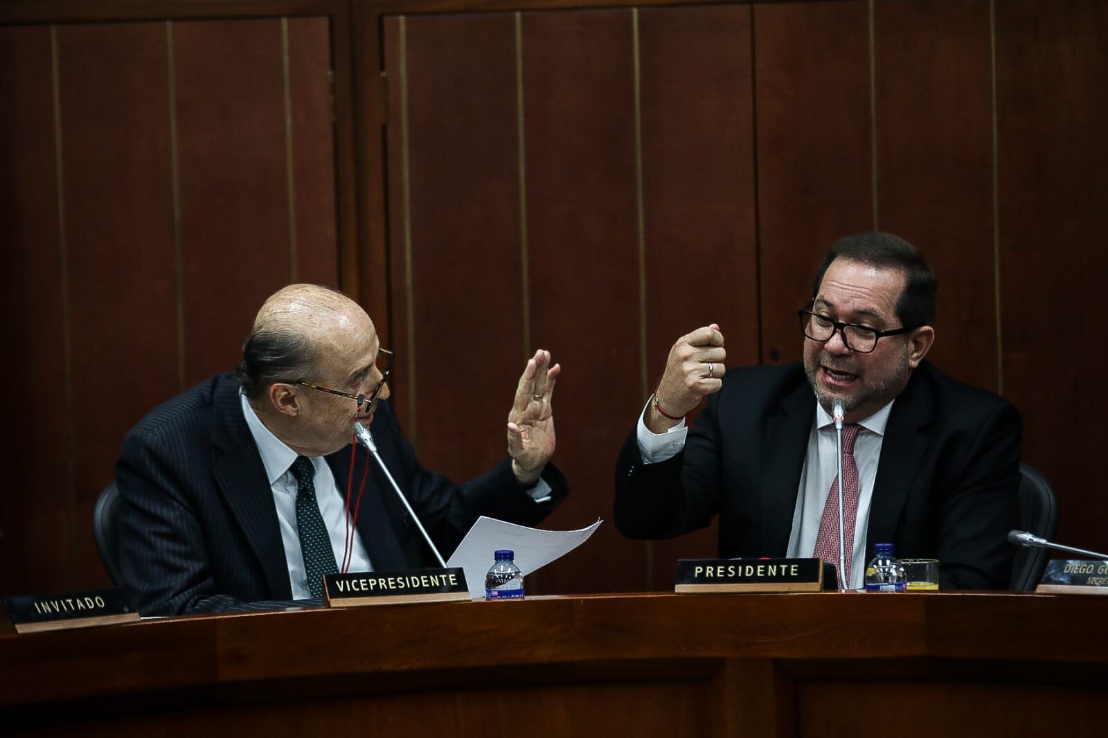 Canciller Álvaro Leyva asiste a un debate de control político en la Comisión Segunda del Senado