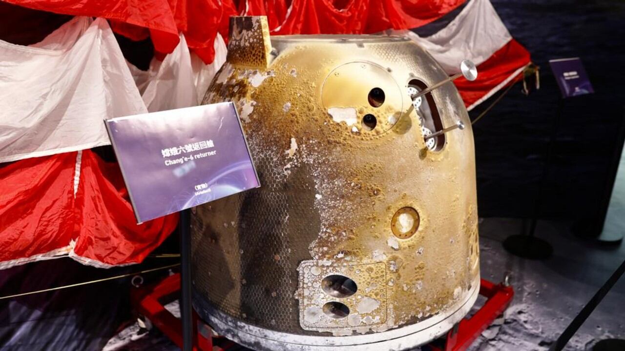 La cápsula de reentrada de la misión Chang'e-6 fue exhibida en Hong Kong durante la Exposición Aeroespacial China, mostrando al público el histórico vehículo que transportó las primeras muestras de la cara oculta lunar.