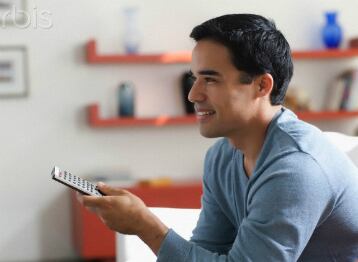 Los expertos recomiendan ver televisión de pie o hacer ejercicio como sentadillas mientras están en comerciales.  Foto. Corbis.