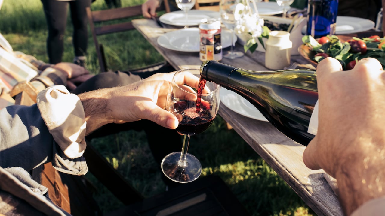 El consumo adecuado de vino tinto ayuda a prevenir enfermedades cardíacas.