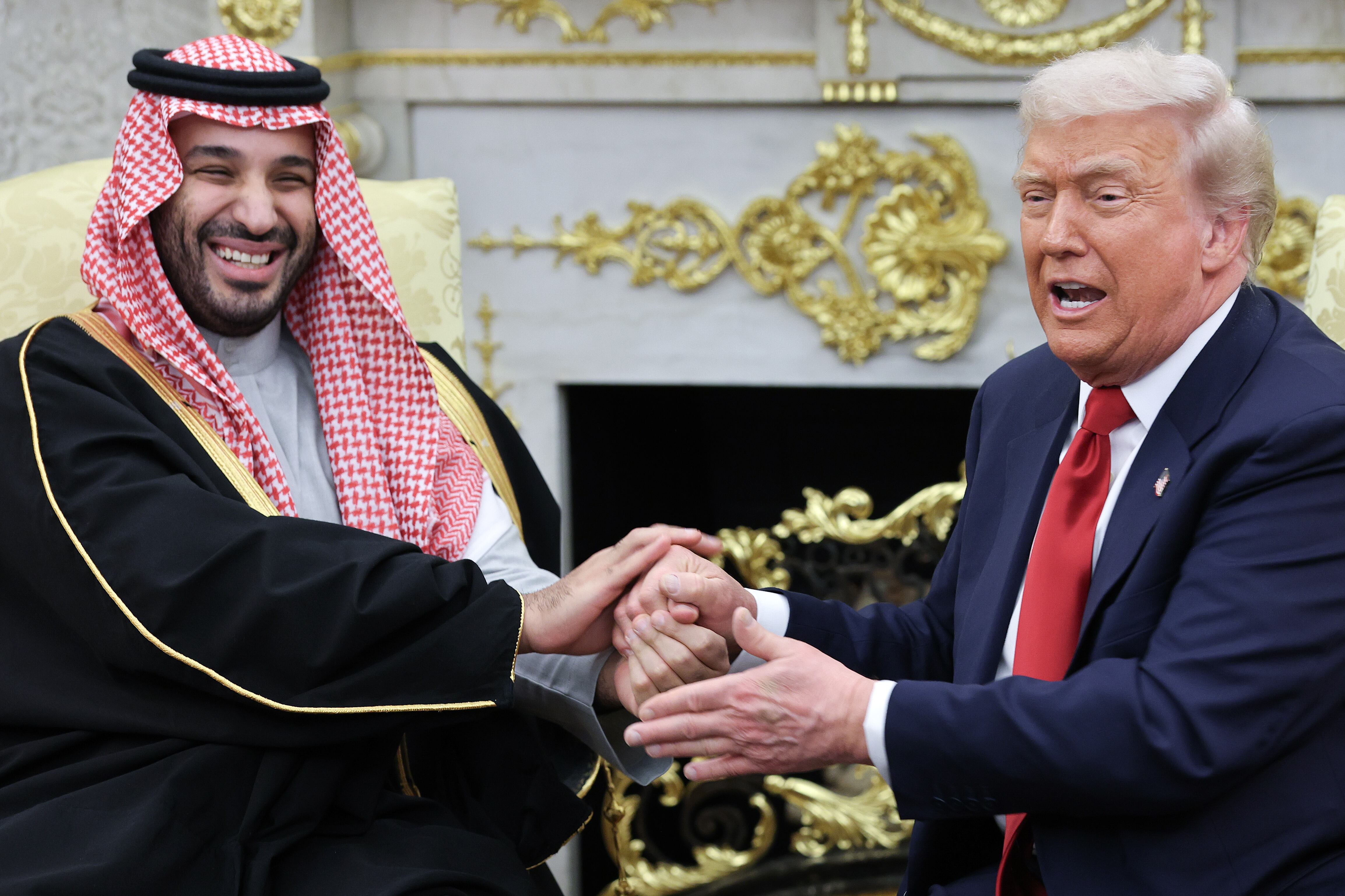El presidente de Estados Unidos, Donald Trump (derecha), se reúne con el príncipe heredero y primer ministro de Arabia Saudita, Mohammed bin Salman