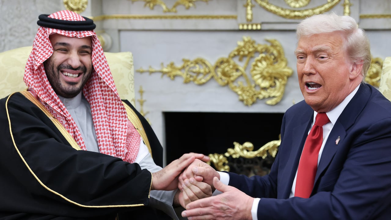 El presidente de Estados Unidos, Donald Trump (derecha), se reúne con el príncipe heredero y primer ministro de Arabia Saudita, Mohammed bin Salman.