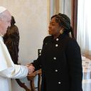 La vicepresidente señaló que Francisco la invitó a seguir trabajando por detener el cambio climático.