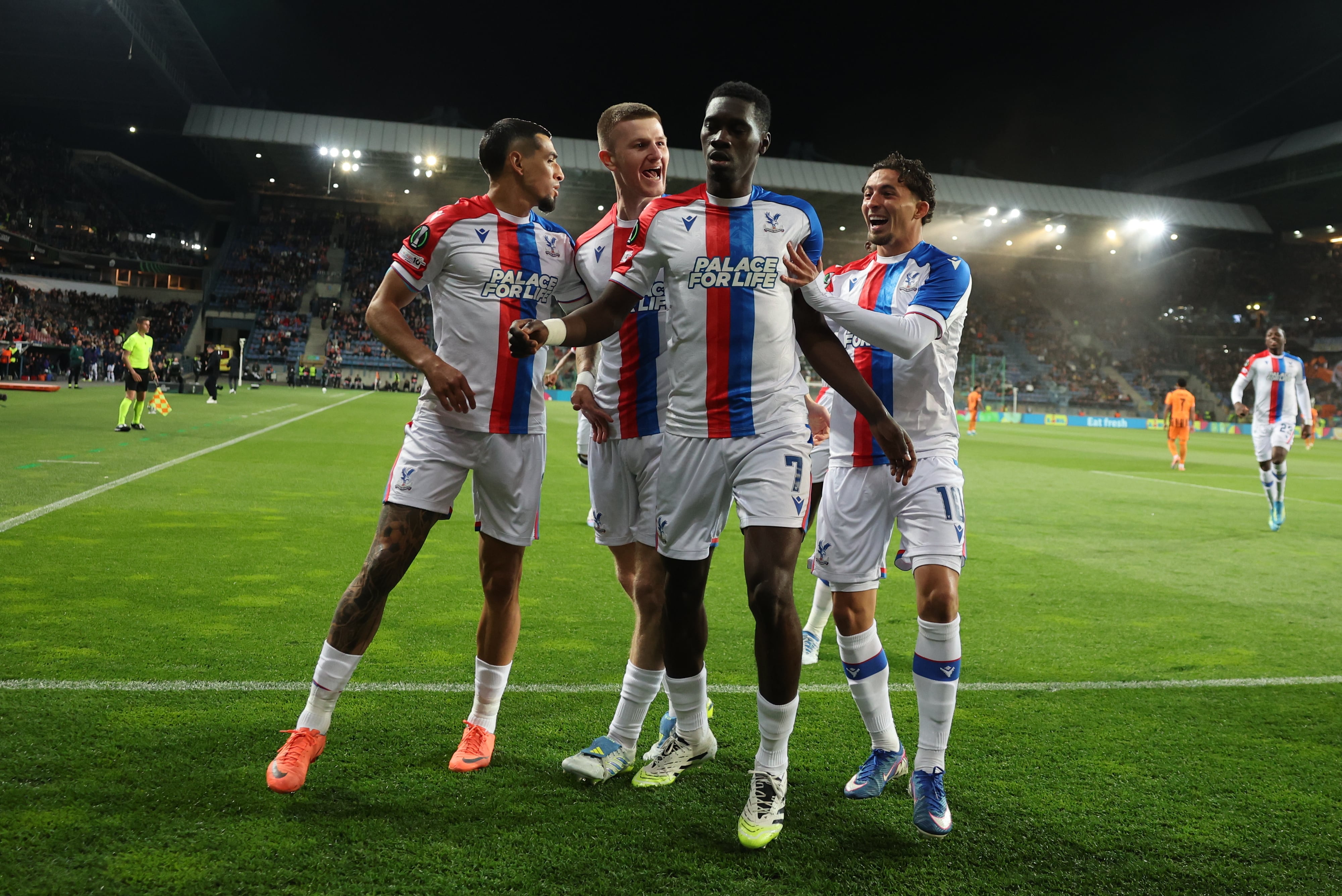 Crystal Palace celebrando el triunfo sobre Shakhtar Donetsk en la ida de las semifinales de la Conference League.