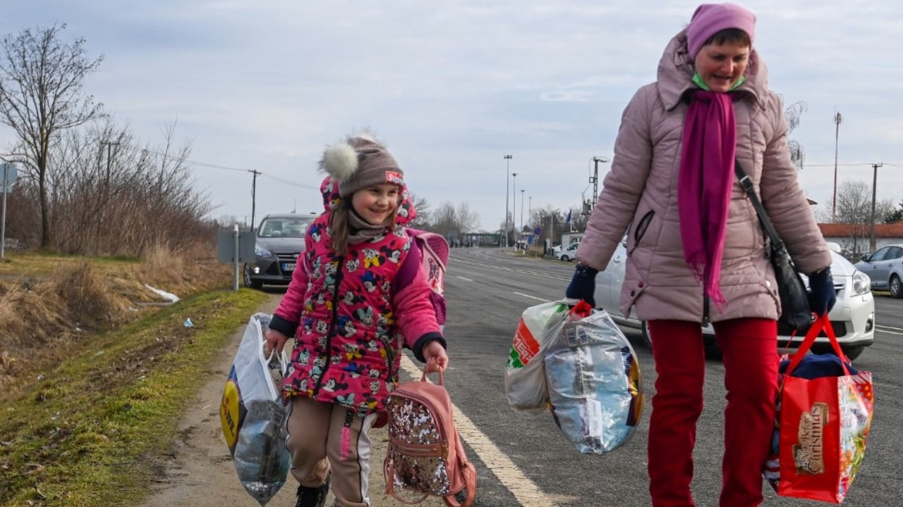 Familias ucranianas han tenido que caminar para llegar a las fronteras de países vecinos