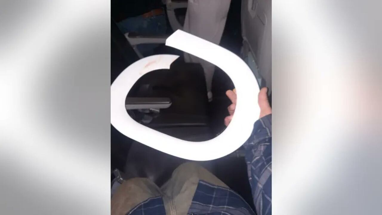 El panel de la ventana es sostenido por un testigo que mostraba los daños ocasionados por el hombre en pleno vuelo