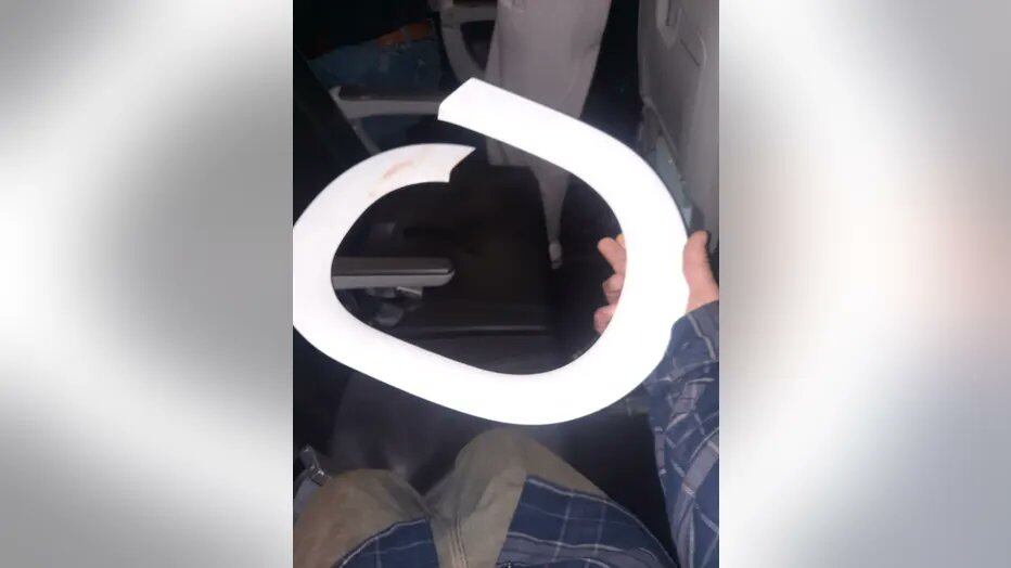 El panel de la ventana es sostenido por un testigo que mostraba los daños ocasionados por el hombre en pleno vuelo