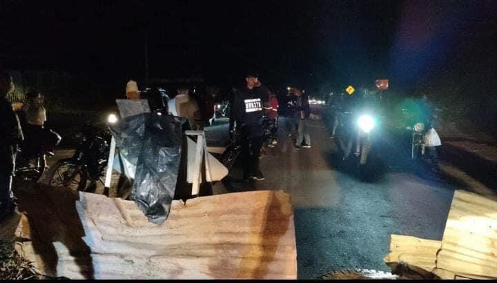 El bloqueo se presenta desde la madrugada de este lunes.