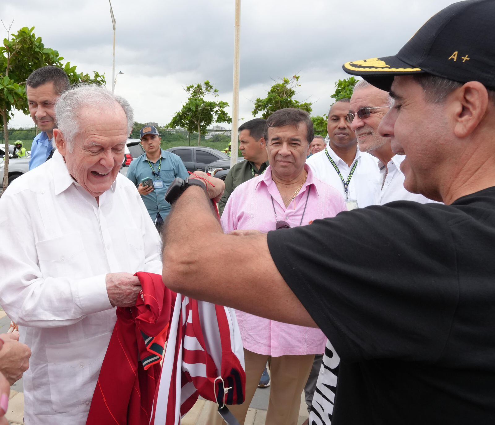 Empresario Sarmiento Angulo recibiendo las camisas del Junior de Barranquilla y la camisa de Luis Díaz, del Liverpool.