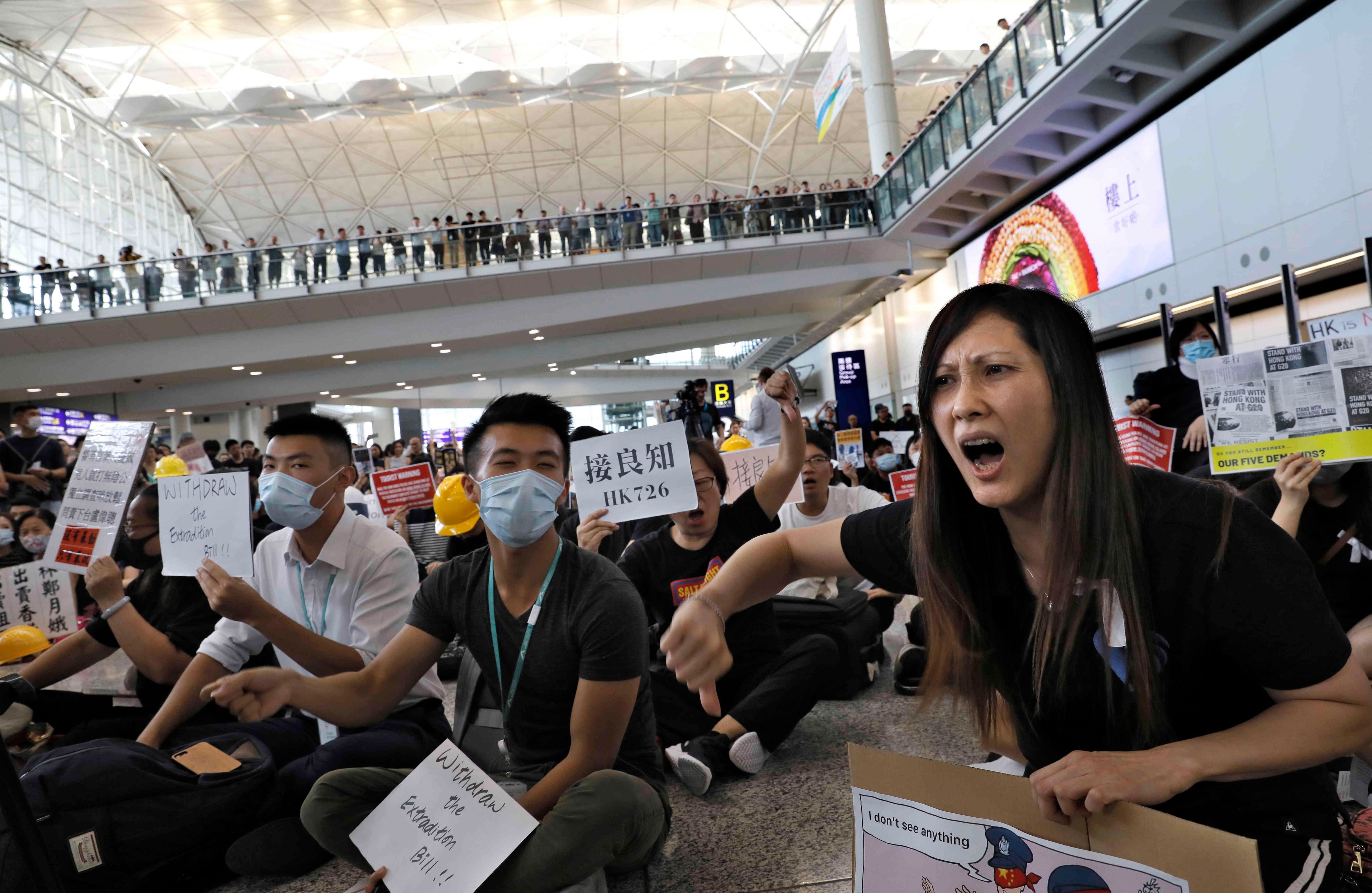 Los manifestantes se vistieron de negro. Repartieron panfletos, y llevaban pancartas. Foto:AP 