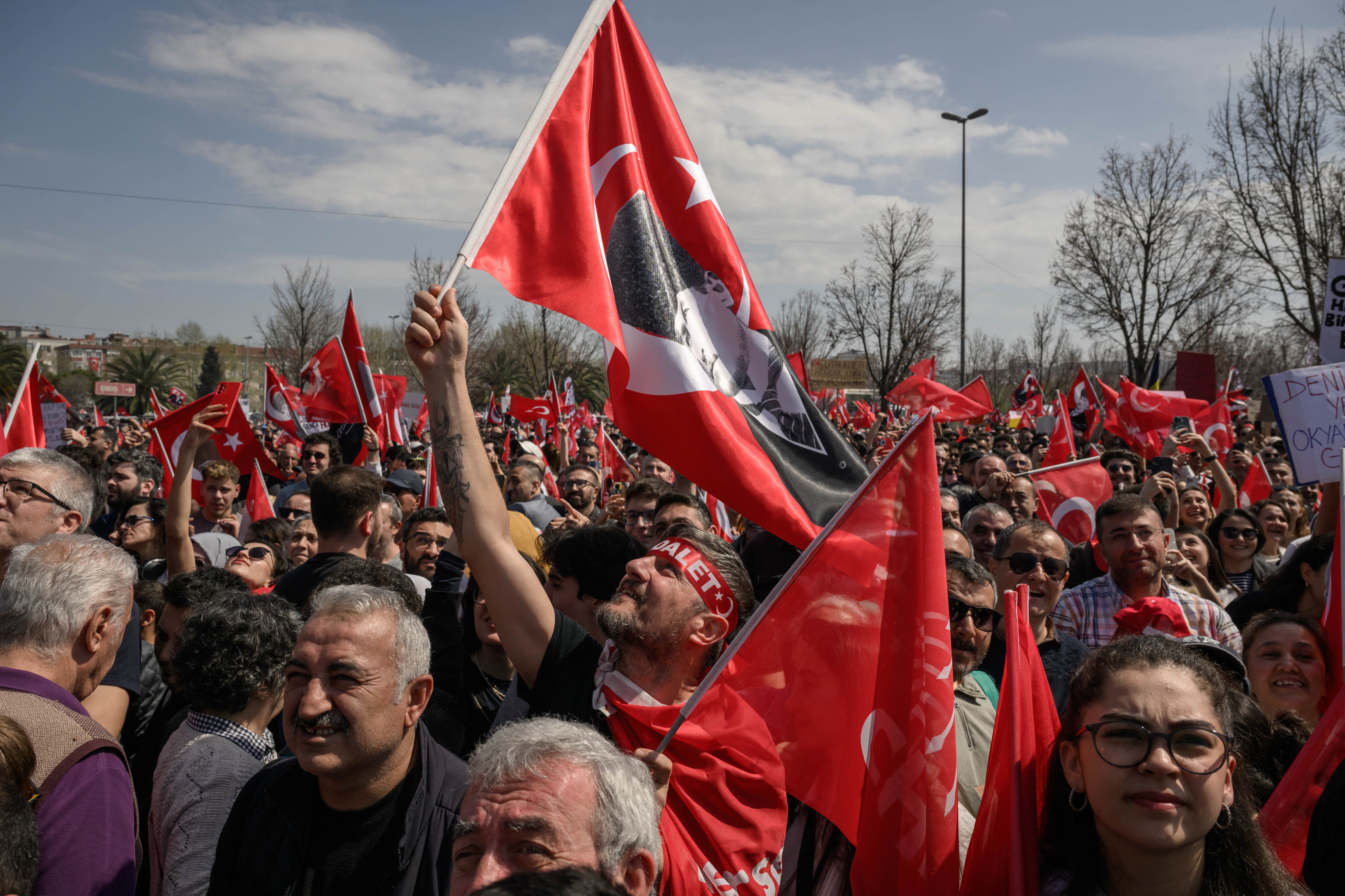 Manifestantes asisten a una manifestación convocada por el Partido Republicano del Pueblo (CHP) en apoyo al alcalde de Estambul, Ekrem Imanoglu, arrestado en Maltepe, a las afueras de Estambul, el 29 de marzo de 2025