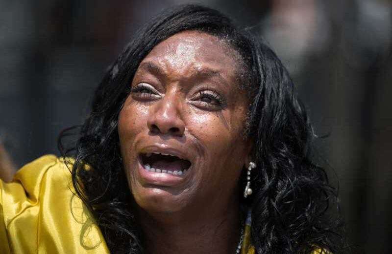 Annette Stubbs, una religiosa de una iglesia en Orlando, ora por las víctimas a solo unas cuadras de la escena del tiroteo. Foto: AP.