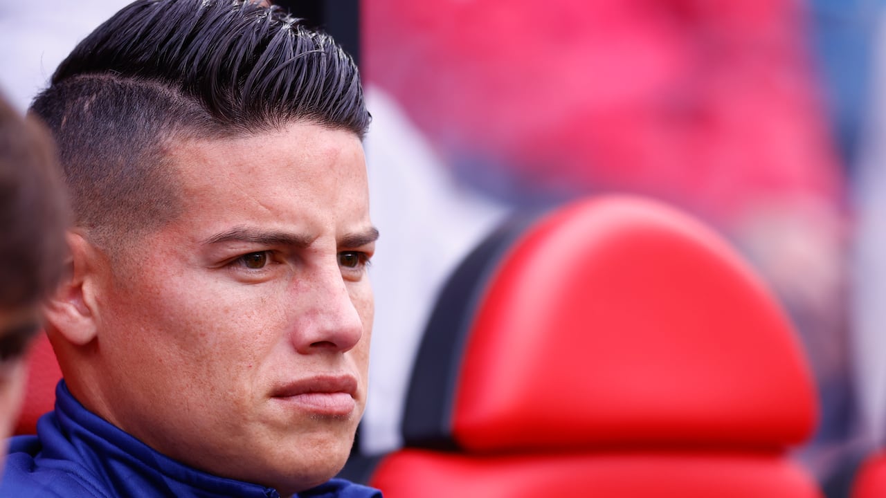 James Rodríguez, en el banquillo local del estadio de Vallecas en España