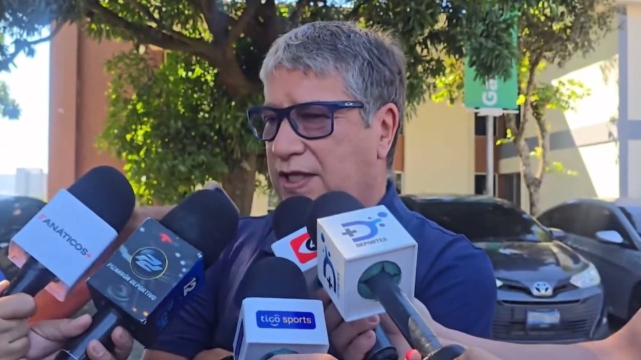 Bolillo Gómez hablando con los medios salvadoreños.