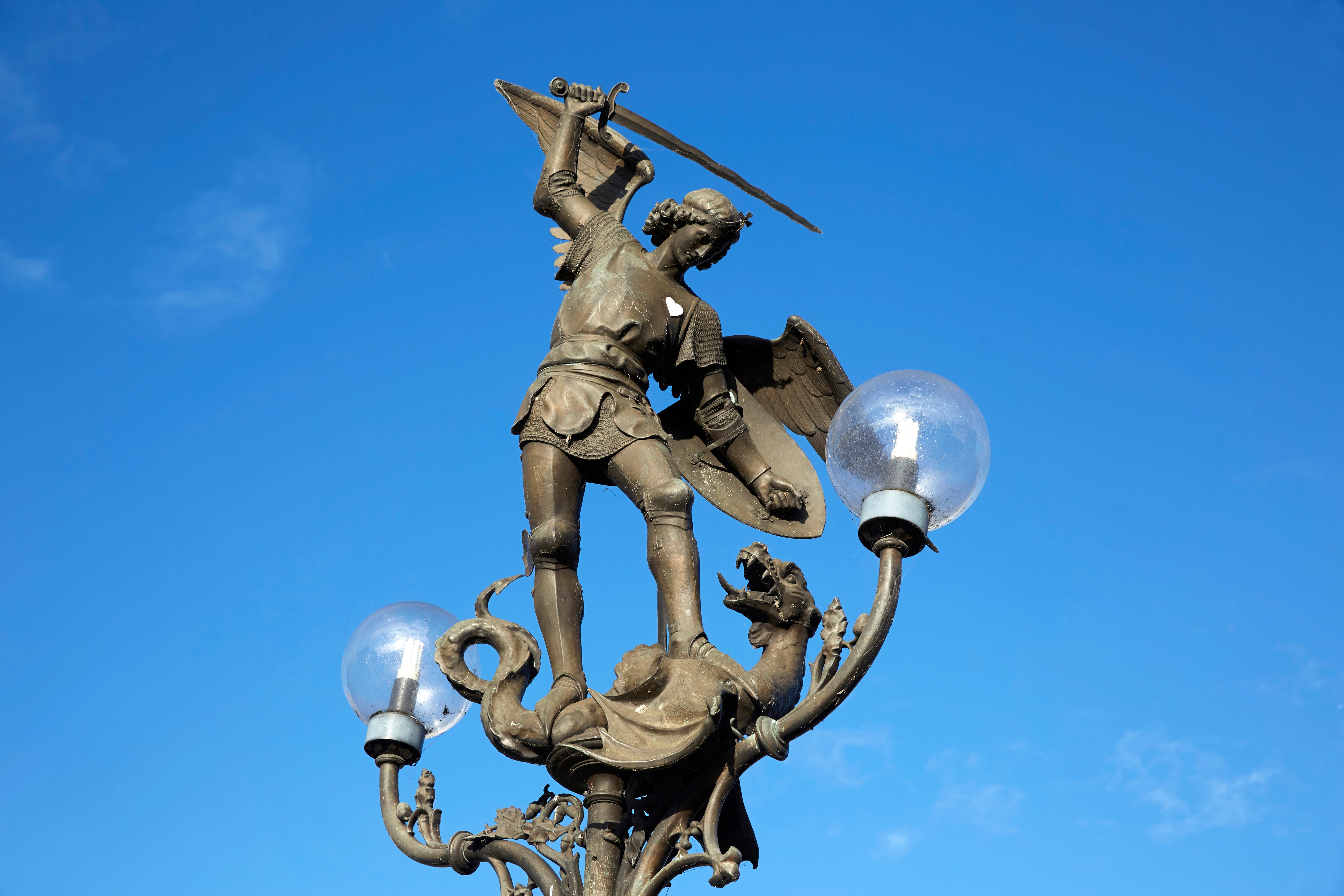 El arcángel Miguel es "Príncipe de las milicias celestiales".