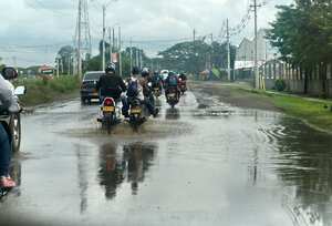 Cali: Y la interventoría de la recién inaugurada obra doble calzada Cali Candelaria donde esta? Que presenta fallas de desagüe y desniveles en ambos sentidos de la vía. Foto José L Guzmán. EL País.