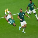 Salem Al-Dawsari (segundo a la izquierda) celebra tras marcar el segundo gol de Arabia Saudí en la victoria 2-1 ante Argentina en el partido del Grupo C del Mundial, el martes 22 de noviembre de 2022, en Lusail, Qatar. (AP Foto/Luca Bruno)