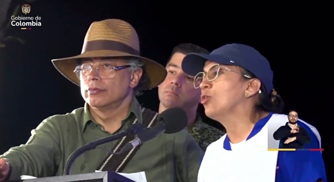 Gustavo Petro y una médica general en evento público de su Gobierno