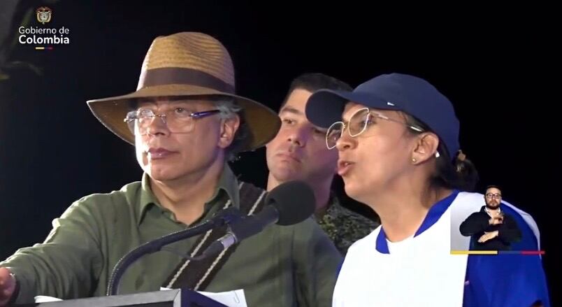 Gustavo Petro y una médica general en evento público de su Gobierno