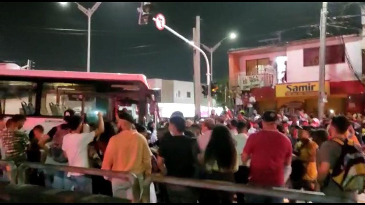 Accidente de tránsito entre un bus de Transmetro y un taxi.