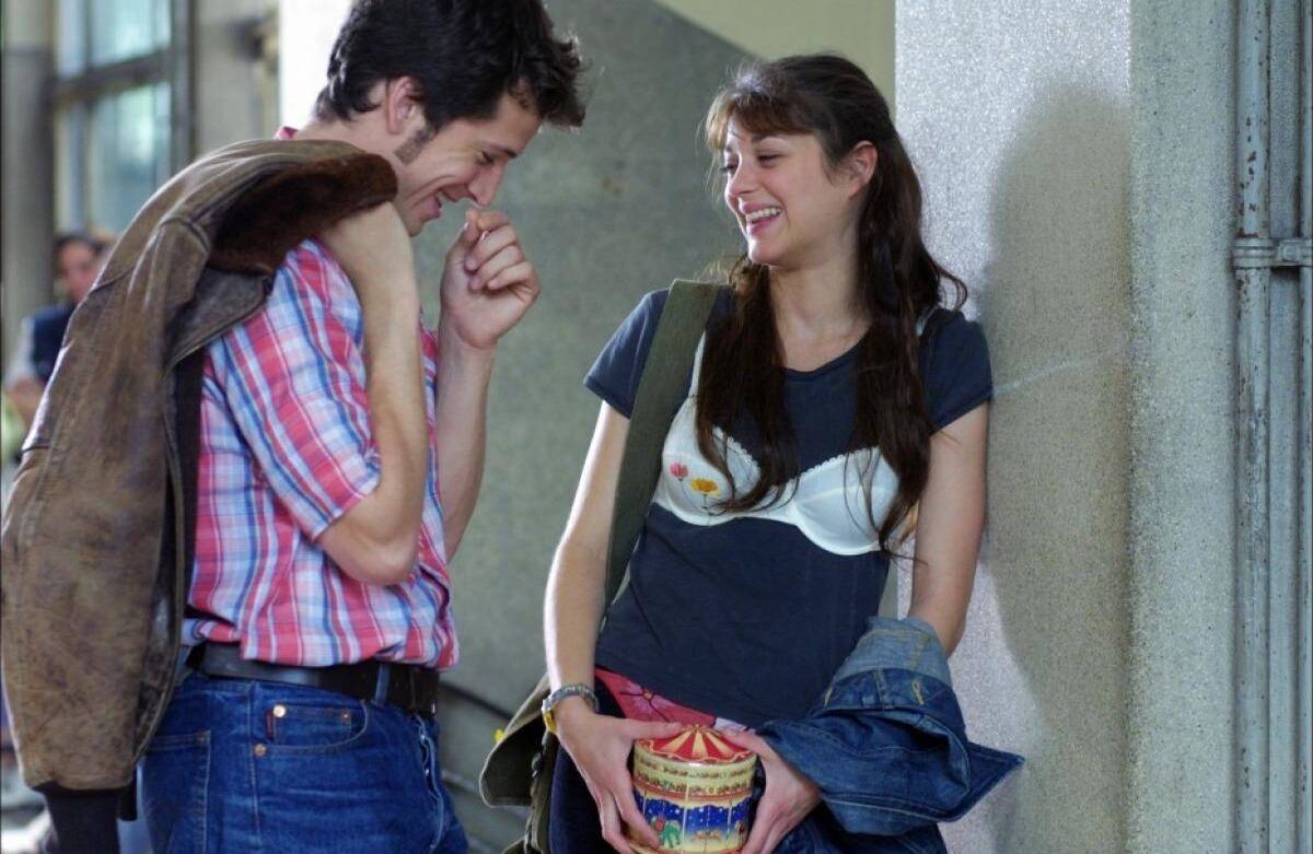 'Quiéreme si te atreves' (2003) La amistad que Julien (Guillaume Canet) y Sophie (Marion Cotillard) construyen desde la niñez está marcada por un curioso juegos que consiste en ponerse retos. Quien los cumple se queda con una caja de lata que adquiere un significado especial. Al crecer los juegos se vuelven más atrevidos. El definitivo y más peligroso es: “atrévete a amarme”. 