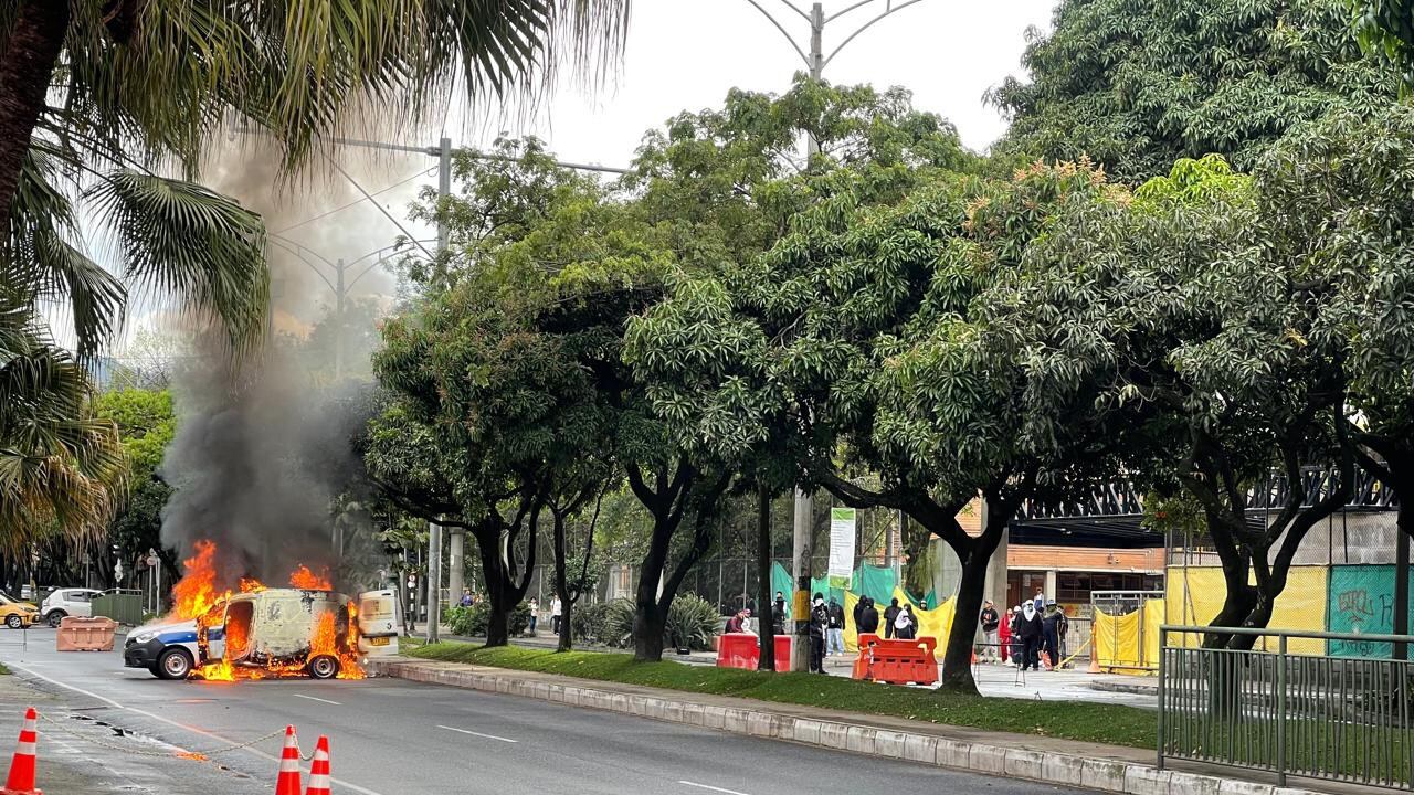 Encapuchados incineraron carro de la Secretaría de Movilidad