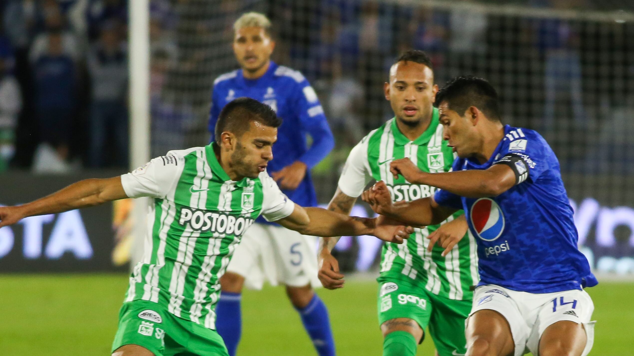 David Silva Millonarios y Jhon Duque de Atletico Nacional disputan la pelota.