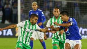 David Silva Millonarios y Jhon Duque de Atletico Nacional disputan la pelota.